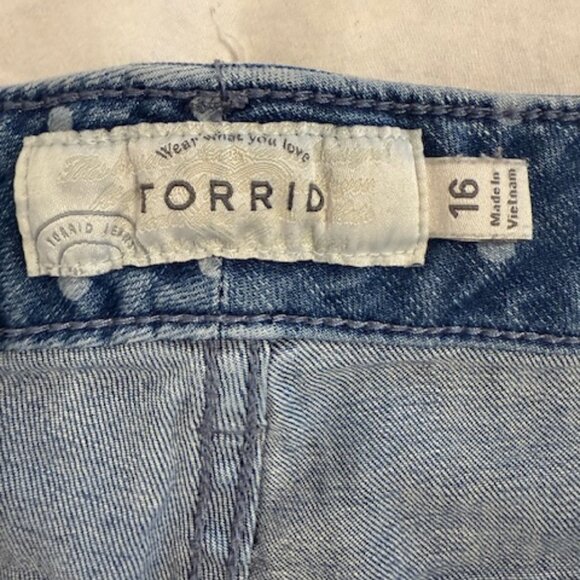Torrid Women's Jean Shorts Light Wash Distressed Denim Shorts Sz 16 - Picture 4 of 11